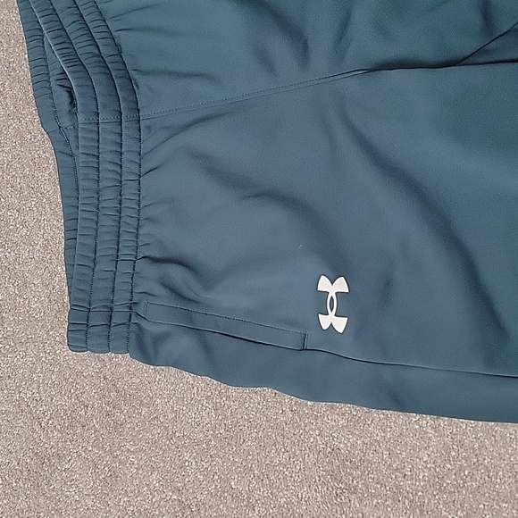 Women's Under Armour sweatpant. Loose fit. Sz M - Picture 3 of 3